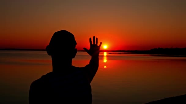Silhouettes Man Raised Hands Sunset Alone Pensive Man Sits Water — Stock Video