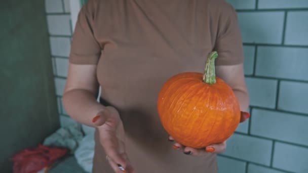 Женщина Держит Руках Ярко Оранжевую Тыкву Крупным Планом Готовлюсь Хэллоуину — стоковое видео
