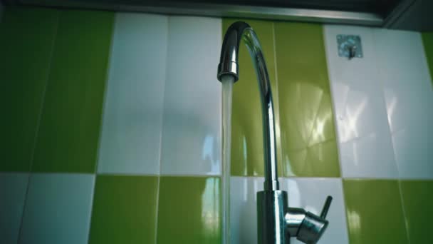 Mutfak Musluğundan Akan Suyun Yakın Çekimi Musluktan Içme Suyu Musluktan — Stok video