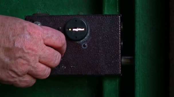 자물쇠 클로즈업을 닫습니다 슬로우 모션에 가까운 오래된 오래된 자물쇠 — 비디오