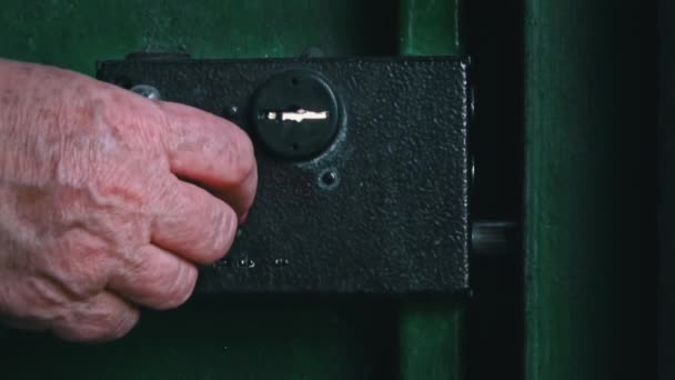 Starsze Kobiety Zamykają Zamek Bliska Zamknij Bramę Drzwi Starym Domu — Wideo stockowe