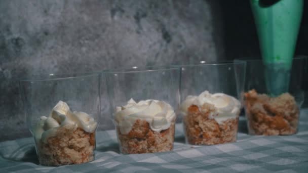 Banketbakker Verzamelt Trifle Cakes Transparante Bekers Heerlijke Taarten Glazen Het — Stockvideo