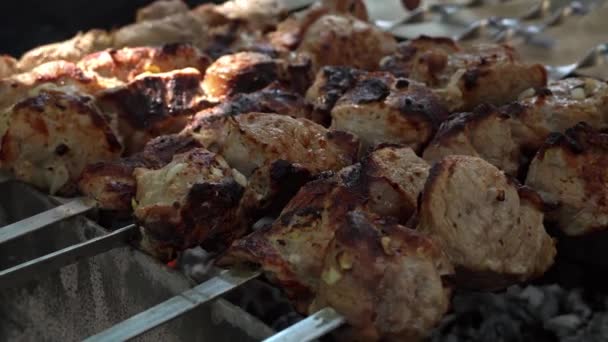Кебаб Жарят Шашлыках Гриле Сочное Красивое Мясо Готовят Открытом Огне — стоковое видео