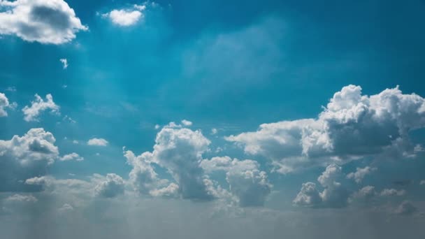 Witte Pluizige Wolken Zweven Langzaam Door Blauwe Tijdspanne Van Daghemel — Stockvideo