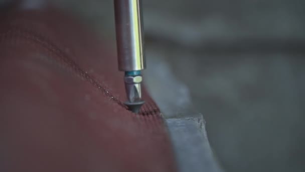 슬로우 모션에서 스크류 드라이버와 손톱의 클로즈업 나사에 노동자는 나사를 단단히 — 비디오
