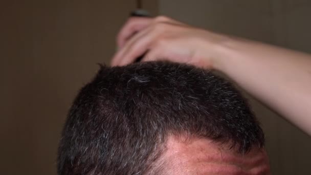 Männerfrisur Mit Clipper Seitenansicht Zeitlupe Friseur Gibt Männlichen Kunden Kurzhaarschnitt — Stockvideo