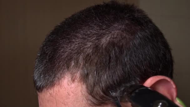Corte Cabelo Homem Com Vista Lateral Clipper Câmara Lenta Barbeiro — Vídeo de Stock