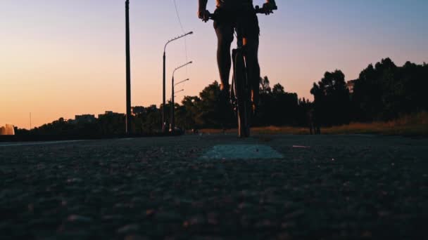 Silhouette Uomo Bicicletta Tramonto Solo Uomo Pensieroso Siede Vicino All — Video Stock
