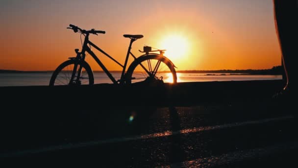 Silhuett Man Cykel Vid Solnedgången Ensam Lyhörd Man Sitter Nära — Stockvideo