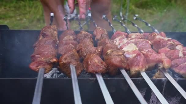 Kebab Wordt Gebakken Spiesjes Grill Sappig Mooi Vlees Wordt Gekookt — Stockvideo