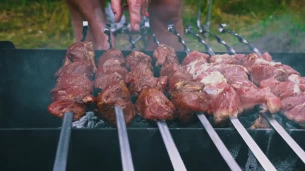 Kebab Smaží Špejlích Grilu Šťavnaté Krásné Maso Vaří Otevřeném Ohni — Stock video