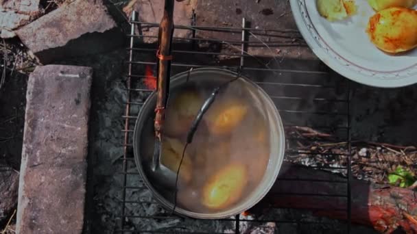 Burgonyát Egy Nagy Üstben Főzik Egy Nyílt Tűz Felett Napközben — Stock videók
