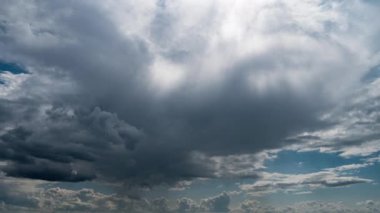 Beyaz kabarık bulutlar mavi gündüz vakti gökyüzünde yavaşça süzülür. Güzel gökyüzü hareket ediyor. Kar beyazı bulutlar yana doğru hareket ediyor..