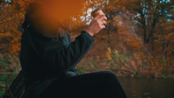 Мужские Руки Принимают Стакан Кофе Крупным Планом Осенней Атмосфере Молодой — стоковое видео