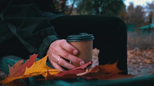 Αρσενικά Χέρια Παίρνουν Ένα Ποτήρι Καφέ Από Κοντά Ατμόσφαιρα Φθινοπώρου — Αρχείο Βίντεο