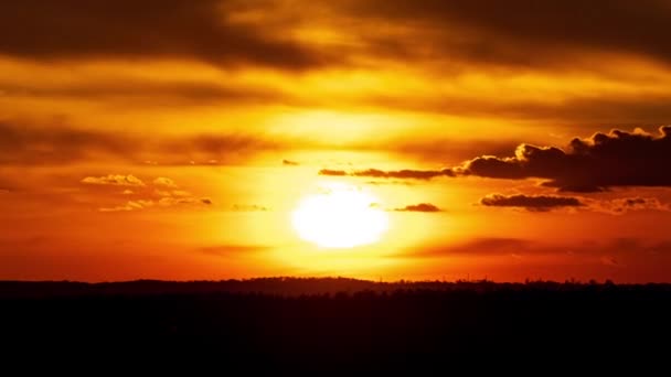 Puesta Sol Naranja Brillante Detrás Las Nubes Que Parten Sol — Vídeos de Stock