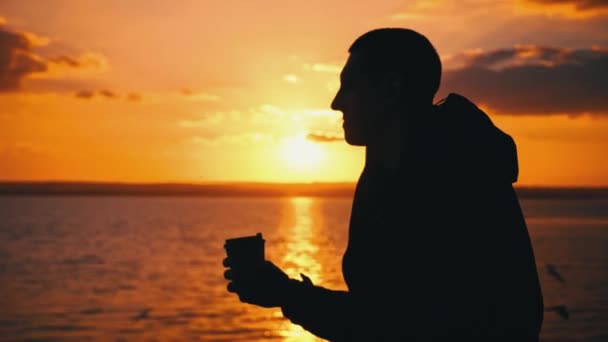 Człowiek Zachodzie Słońca Pije Kawę Ławce Pachnąca Kawa Wieczorem Naturze — Wideo stockowe