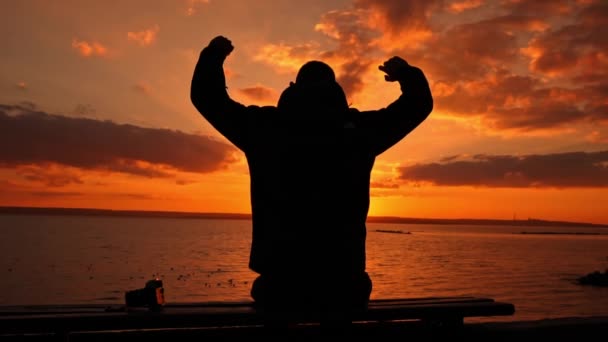 Sylwetka Mężczyzny Zachodzie Słońca Podnosi Ręce Góry Wolny Szczęśliwy Człowiek — Wideo stockowe