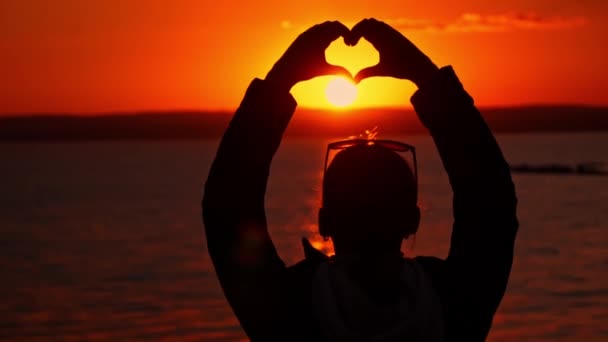 Dívka Ukazuje Své Srdce Zapadajícímu Slunci Siluetě Žena Dívá Západ — Stock video