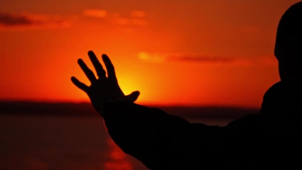 Mężczyzna Wyciąga Rękę Zachodzącemu Słońcu Sylwetce Człowiek Patrzy Tylko Zachód — Wideo stockowe