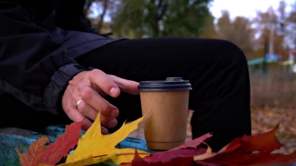 Les Mains Masculines Prennent Verre Café Gros Plan Dans Atmosphère — Video