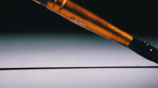 Artista Disegna Pennello Una Striscia Nera Carta Bianca Primo Piano — Video Stock