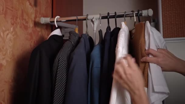 Vrouwen Hand Selecteert Dingen Een Hanger Close Een Meisje Geeft — Stockvideo