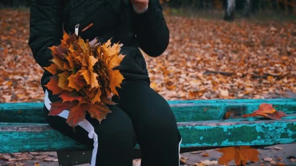 Perempuan Minum Kopi Dari Cangkir Close Dalam Suasana Musim Gugur — Stok Video