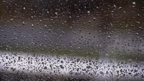 Droppar Regn Rinner Ner Glaset Mot Bakgrund Rörliga Bilar Regnigt — Stockvideo