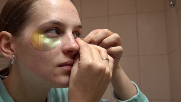 Mädchen Macht Schönheitsbehandlungen Auf Ihrem Gesicht Close Porträt Eines Jungen — Stockvideo