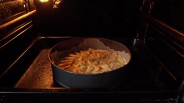 Turta fırında yuvarlak bir şekilde pişirilir. Lezzetli elmalı pasta fırından yükseliyor. Fırında pişmiş elmalarla meyveli kek pişirme süreci. Fırında lezzetli turta..