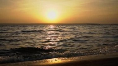 Deniz üzerinde gün batımı ufku. Suyun yanında. Gökyüzünde güzel bir akşam gün batımı manzarası. Güneşin yolu deniz yüzeyine yansır. Doğa. Nehir üzerinde güzel bulutlar.