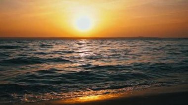 Deniz üzerinde gün batımı ufku. Suyun yanında. Gökyüzünde güzel bir akşam gün batımı manzarası. Güneşin yolu deniz yüzeyine yansır. Doğa. Nehir üzerinde güzel bulutlar.