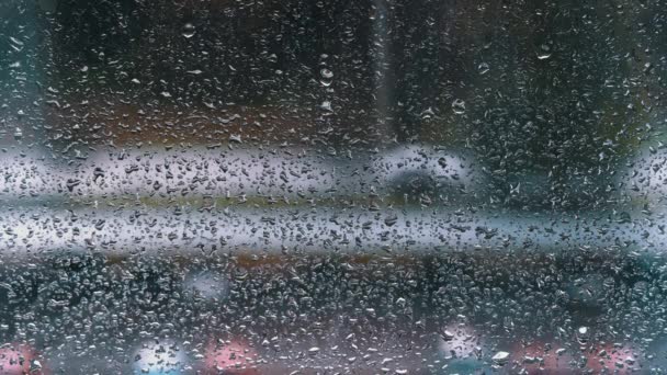 หยดน าฝนไหลลงกระจกก นหล งของรถยนต เคล อนท อากาศฝนตก าธารของน าไหลลงหน างลงบนกระจกหมอก — วีดีโอสต็อก
