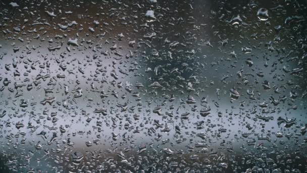 Vor Dem Hintergrund Fahrender Autos Fließen Regentropfen Durch Das Glas — Stockvideo