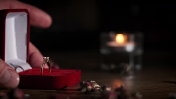 这家伙给了他的新娘一枚订婚戒指 结婚和订婚 男人向他心爱的女人求婚 戒指在桌子上一个漂亮的盒子里 — 图库视频影像
