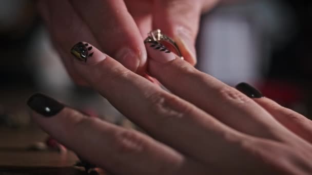 Fickó Eljegyzési Gyűrűt Tesz Menyasszonyára Egy Pár Eljegyzése Házassága Eljegyzése — Stock videók