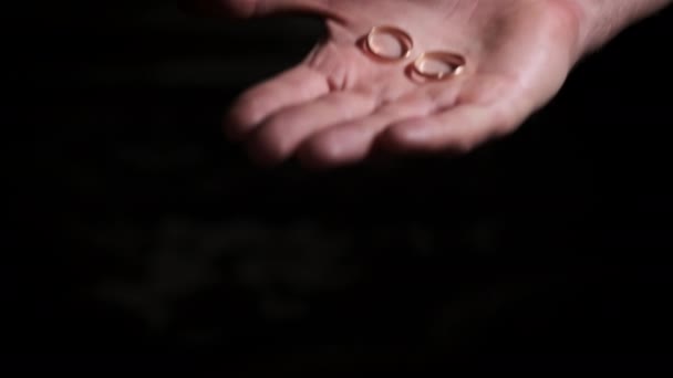 Arany Jegygyűrűk Egy Férfi Kezében Ököl Esküvői Kellékek Ujjhoz Két — Stock videók