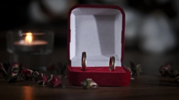 Les Alliances Dorées Dans Une Belle Boîte Tournent Accessoire Mariage — Video