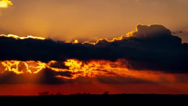 Lys Oransje Solnedgang Bak Avdøde Skyene Solen Går Horisonten Slutten – stockvideo