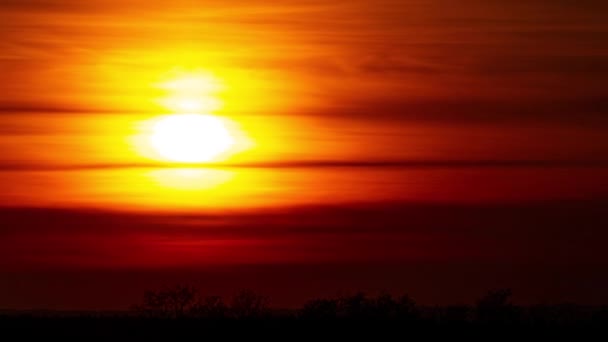 Pôr Sol Laranja Brilhante Atrás Das Nuvens Que Partem Sol — Vídeo de Stock