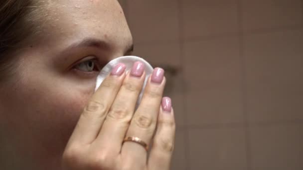 Gadis Melakukan Perawatan Kecantikan Wajahnya Close Potret Gadis Muda Yang — Stok Video