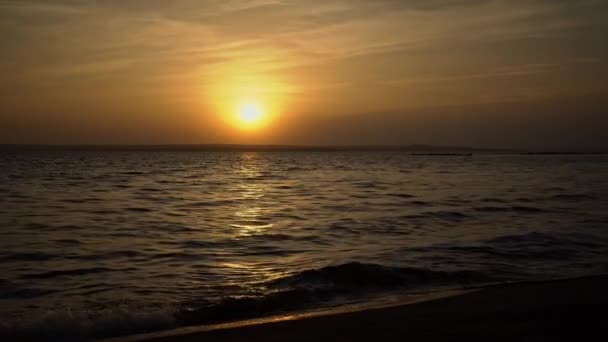 夕阳西下的地平线在靠近水面的海面 美丽的晚霞在海面上的天空中 太阳的路径反映在海面上 大自然 美丽的云彩笼罩着河流 — 图库视频影像