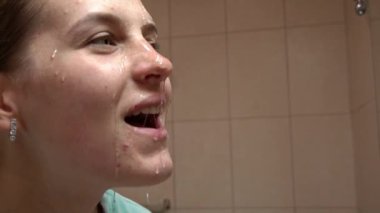 Kız yüzüne yakın plan güzellik tedavisi uyguluyor. Yüzüne özen gösteren, yüzünü pamukla temizleyen, gözlerinin etrafına yamalar yapıştıran, maske takan genç bir kızın portresi.