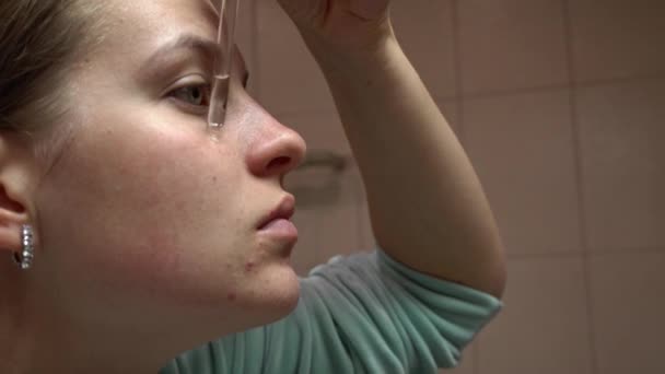 Flicka Gör Skönhetsbehandlingar Ansiktet Närbild Porträtt Ung Flicka Som Tar — Stockvideo