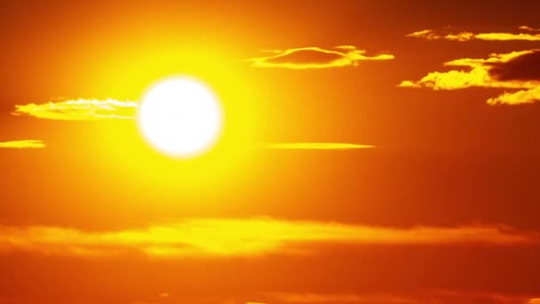 Odcházejícími Mraky Jasně Oranžový Západ Slunce Slunce Konci Dne Zapadá — Stock video