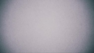 Kırmızı lekeler beyaz arkaplanı damlalarla dolduruyor. Mürekkep beyaz bir yüzeye damlıyor. Kırmızıda beyaz.