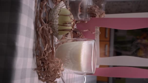 Kakaóbomba Feloldódik Egy Csésze Forró Tejben Egy Csésze Forró Csokit — Stock videók