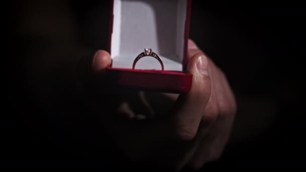 彼は婚約指輪を花嫁に渡した カップルの提案 男は最愛の女性と結婚することを提案します リングはテーブルの上に美しい箱に入っています — ストック動画