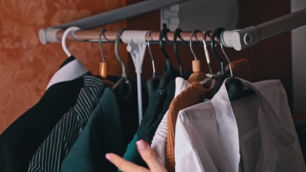 Kobiety Wybierają Rzeczy Bliska Wieszaku Dziewczyny Podają Sklepu Wybierając Ubrania — Wideo stockowe